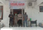 Cipta-Situasi-Kondusif,-Gabungan-Personel-Polres-Sumba-Barat-Daya-Rutin--Laksanakan-Pengamanan-Vaksin-Sinovac-Selama-1-x-24-Jam-Di-Gedung-Penyimpanan-Dinkes