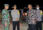 Pastikan-Perayaan-Misa-Malam-Pergantian-Tahun-Baru-Nyaman,-Kapolres-SBD-Bersama-Dandim-1629-SBD-Melaksanakan-Patroli-Dan-Pengecekan