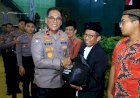 Bagikan-Ribuan-Paket-Sembako,-Ops-NCS-Polri-Bawa-Pesan-Pilkada-Damai-di-Jawa-Timur