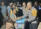 Kapolres-Flotim-Serahkan-Bantuan-Sembako-kepada-Korban-Bentrok-di-Desa-Bugalima