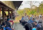 Sampaikan-Duka-Cita,-PJU-Polda-NTT-Bersama-Kapolres-Sumba-Barat-Melayat-ke-Rumah-Duka-Korban-Penembakan