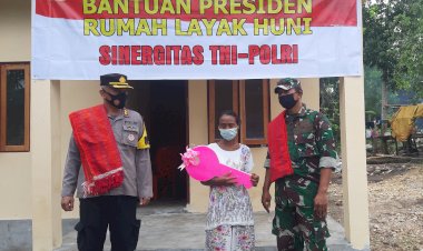 Kapolres-Sumba-Barat-Daya-Menyerahkan-Bantuan-Rumah-Layak-Huni-Dari-Presiden-RI-kepada-Ibu-Regina-Deta-Karere