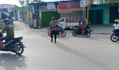 Rutinitas-Personel-Sat-Sabhara-Polres-Sumba-Barat-Daya-Laksanakan-Pangaturan-Lalu-Lintas