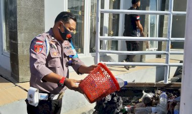 Cegah-Covid--19-Personel-Polres-Sumba-Barat-Daya-Laksanakan-Bakti-Sosial-Di-Sekitaran-Mako-Polres