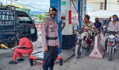 Pengamanan-SPBU-Radamata-Oleh-Personel-Polres-Sumba-Barat-Daya