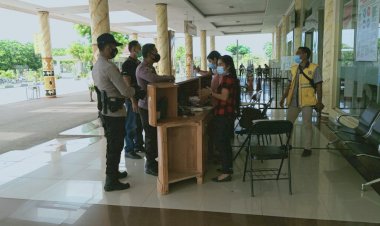 Peninjauan-Protokol-Kesehatan-Di-Bandar-Udara-Tambolaka-Oleh-Personel-Sumba-Barat-Daya