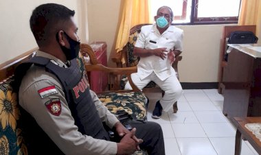 Bhabinkamtibmas-Polsek-Wewewa-Timur-Mendapingi-Giat-Sosialisasi-Dalam-Rangka-Vaksinasi-Untuk-70-Pegawai-Puskesmas-Elopada