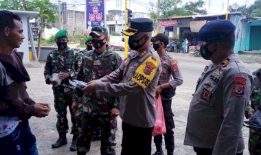 Sinergitas-TNI-Polri-Berupaya-Cegah-Penyebaran-Covid-19-Dengan-Melaksanakan--Bakti-Sosial-Di-Wilayah-Hukum-Polres-Sumba-Barat-Daya