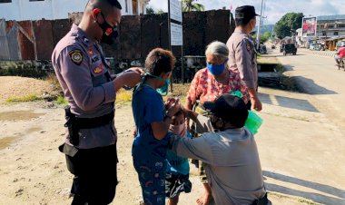 Peduli-Kasih,-Personel-Sat-Sabhara-Polres-Sumba-Barat-Daya-Membagikan-Masker-Pada-Saat-Pengaturan-Lalu-Lintas