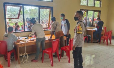 Kawal-Pembagian-Penyaluran-Bantuan-Sosial-Tunai-(BST)-Oleh-Bhabinkamtibmas-Polsek-Kodi-Bangedo-Polres-Sumba-Barat-Daya