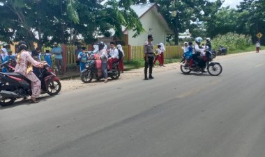 Cegah-Laka-Lantas,-Sat-Sabhara-Polres-Sumba-Barat-Daya-Laksanakan-Gatur-Pada-Saat-Jam-Pulang-Sekolah