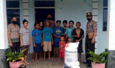 Penyaluran-Bantuan-Sosial-(Bansos)-Oleh-Kasat-Binmas-Polres-Sumba-Barat-Daya-Kepada-Anak-Anak-Panti-Asuhan