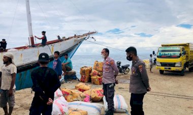 Cegah-Penyelundupan-Barang--Barang-Ilegal-Di-Palabuhan-Waikelo-Oleh-Personel-Sat-Sabhara-Polres-Sumba-Barat-Daya