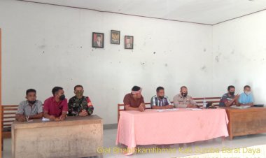 Kapolsek-Wewewa-Barat-Meninjau-Langsung-Kegiatan-Tahap-Terakhir-Pendaftaran-Calon-Desa-Di-Wilayah-Hukum-Polsek-Wewewa-Barat