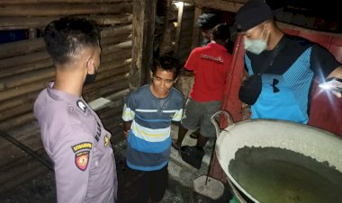 Gerebek-Tempat-Pembuatan-Minuman-Keras-Tradisional-Jenis-(Peci),-Sat-Narkoba-Polres-Sumba-Barat-Daya-Amankan-280-Liter