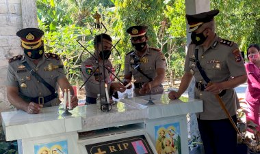 Peringati-HUT-Bhayangkara-ke-75-Polres-Sumba-Barat-Daya-Gelar-Apel-Tabur-Bunga-Dan-Ziarah-ke-Mahkam-Pahlawan