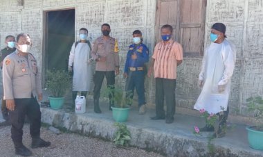 Cegah-Penyebaran-Virus-Corona,-Kapolsek-Loura-Pimpin-Pelaksanaan-Penyemprotan-Disinfektan-di-Desa-Langgalero