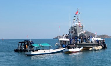 2.003-Warga-Pesisir-di-Pulau-Terpencil-Ikut-Vaksinasi-Terapung-Polda-NTT