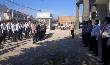 Tingkatkan-Kedisiplinan,-Wakapolres-Sumba-Barat-Daya-Pimpin-Apel-Pagi