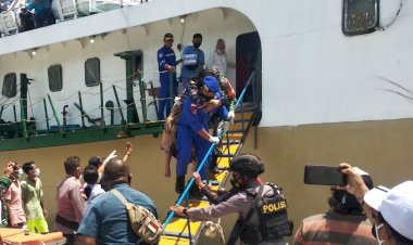 Aksi-Evakuasi-Ibu-Jumariati-Yang-Usai-Melahirkan-Di-Atas--Kapal-Penumpang-Oleh-Sinergitas-TNI-Polri-Bersama-Petugas-Kesehatan-Puskesmas-Watu-Kawula