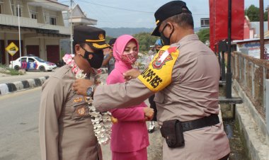 Prosesi-Pedang-Pora-Di-Warnai-Pisah-Sambut-Kapolres-Sumba-Barat-Daya-Dengan-Penuh-Haru