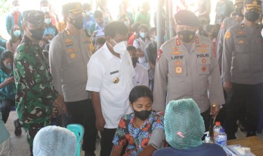 Kunjungan-Kerja,-Kapolda-NTT-Tinjau-Langsung-Vaksinasi-Masal-di-Wilayah-Hukum-Polres-Sumba-Barat-Daya
