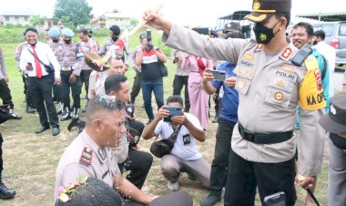 Kapolres-Sumba-Barat-Daya-Pimpin-Upacara-Kenaikan-Pangkat-Gabungan-Personel-Polres-Dan-Brimob-Batalyon-C-Pelopor
