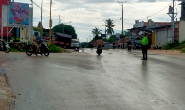 Rutinitas-pengaturan-Pagi-Oleh-Gabungan-Personel-Polres-Sumba-Barat-Daya-Dalam-Meminimalisir-Angkah-Kecelakan-Di-Awal-Tahun-2022