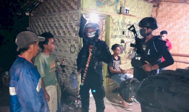 Dalam-Rangka-Mewujudkan-Ketertiban-Di-Malam-Hari,-Sat-Sabhara-Polres-Sumba-Barat-Daya-Rutin-Melaksanakan-Patroli-Malam