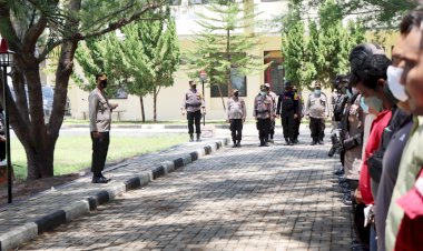 Kapolres-Sumba-Barat-Daya-Pimpin-Apel-Persiapan-Dan-Pengecekan-Personel--PAM-Pelantikan-Kades