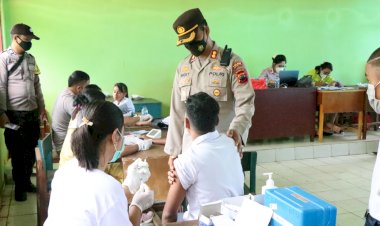 Kejar-Capaian-Target-Vaksinasi,-Polres-Sumba-Barat-Daya-Terus-Menggencarkan-Vaksinasi-Massal