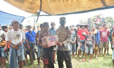 Peduli-Kemanusiaan,-Polres-Sumba-Barat-Daya-Menyalurkan-Bantuan-Kepada-Korban-Kebakaran--Di-Desa-Wekaninyo