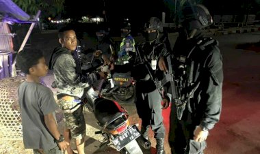 Rutinitas-Personel-Sat-Sabhara-Memberikan-Himbauan-Kamtibmas-Pada-Masyarakat-Kota-Tambolaka