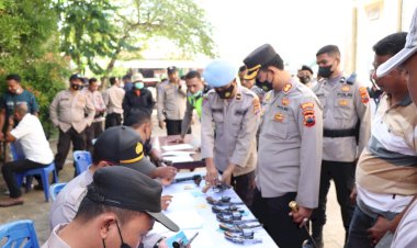 Tingkatkan-Kedisiplinan-Dalam-Penggunaan-Senpi,-Kapolres-Sumba-Barat-Daya-Cek-Kelengkapan-Senpi-Personel