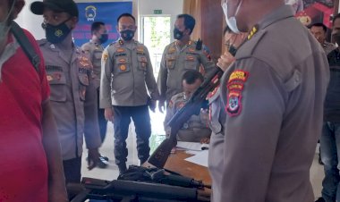 Tim-Biro-Logitik-Polda-NTT-Menigkatkan-Kelayakaan-Senjata-Api-Saat-Kunjungan-Kerja-Di-Polres-Sumba-Barat-Daya