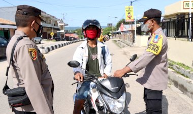 Pastikan-Para-Pengendara-Sudah-Vaksin,-Kabag-Ops-Polres-Sumba-Barat-Daya-Pimpin-Razia-Kartu-Vaksin-Tepat-Saat-Vaksin-Massal-Di-Depan-Mako-Polres