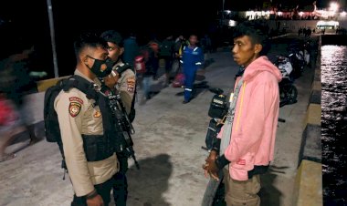 Cegah-Tindak-Kriminal-Saat-Malam-Hari,-Unit-Turjawali-Sabhara-Polres-SBD-Laksanakan-Patroli-Sambang-Ke-Masyarakat-Kota-Tambolaka