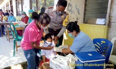 Kejar-Capaian-Vaksinasi,-Personel-Polres-Sumba-Barat-Daya-Menyiapkan-Sarana-Prasarana-Untuk-Pelaksanaan-Vaksinasi-Massal-Sampai-Ke-Pelosok-SBD