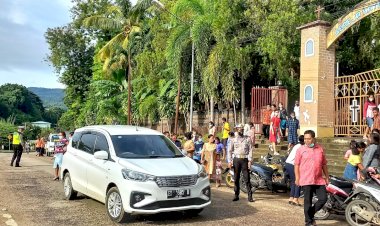 Berikan-Kenyamanan-bagi-Umat-Nasrani-Saat-Ibadah,-Sat-Lantas-Polres-Sumba-Barat-Daya-Laksanakan-Pengaturan-Arus-Lalin