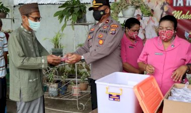 Polres-SBD-Bersama-Bhayangkari-Cabang-SBD-Bagi-Bagi-Takjil-Jelang-Buka-Puasa