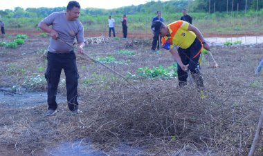 Personel-Polres-SBD-Bergotong-Royong-Membersihkan-Lokasi-Pacuan-Kuda-Kapolres-SBD-CUP-Jelang-Hari-Bhayangkara-Ke-76
