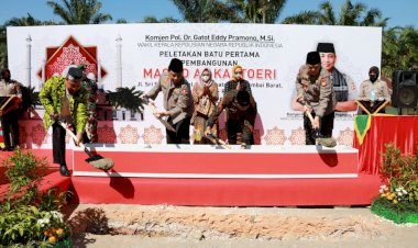 Wakapolri-Letakkan-Batu-Pertama-Pembangunan-Masjid-Al-Kostoeri
