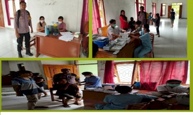 Personel-Bhabinkamtibmas-Polsek-Loura-Rutin-Himbau-Prokes-Selama-Pelaksanaan-Vaksinasi-Berlangsung