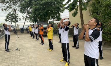 Guna-Menjaga-Ketahanan-Tubuh-Dari-Bahaya-Virus,-Personel-Polres-SBD-Melakukan-Gerakan-Senam-dan-Yoga