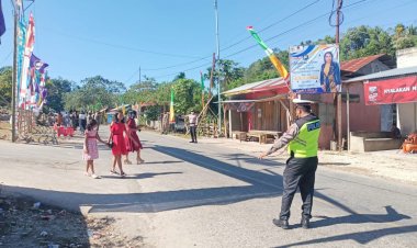 Pastikan-Kenyamanan-Berkendara-Saat-Acara-Sidang-Sinode-Ke-43-Berlangsung,-Sat-Lantas-Polres-SBD-Laksanakan-Pengaturan-Arus-Lalin