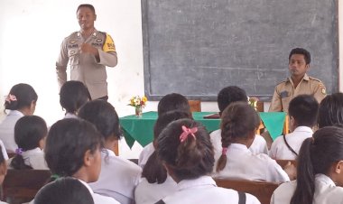 Cegah-Kenakalan-Remaja-Bripka-Flavi-Berikan-Arahan-Dan-Bimbingan-Kepada-Siswa-Siswi-Pelajar