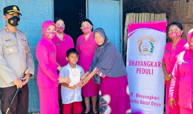 Utamakan-Kemanusiaan,-Kapolres-SBD-Di-Dampingi-Ketua-Bhayangkari-Berbagi-Tali-Kasih-Bersama-Di-Kelurahan-Langga-Lero