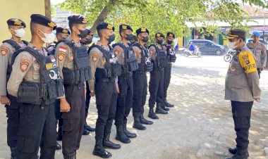 Wakapolres-SBD-Berikan-Motivasi-Saat-Pimpin-Apel-Perdana-12-Bintara-Polri-Yang-Siap-Mengabdi-Di-Polres-SBD