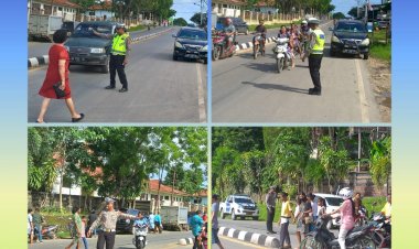 Polri-Hadir-Untuk-Kenyamanan,-Sat-Lantas-Polres-Sumba-Barat-Daya-Laksanakan-Pengaturan-Arus-Lalin-Saat-Perayaan-Misa-Hari-Minggu-Bagi-Umat-Nasrani