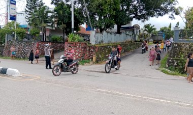 Ramai-Arus-Lalin,-Sat-Lantas-Polres-SBD-Melaksanakan-Pengaturan-Saat-Misa-Minggu-Berlangsung